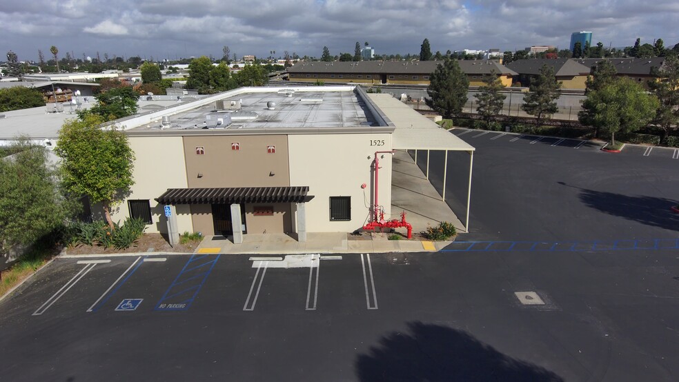 1525 E McFadden Ave, Santa Ana, CA for lease - Building Photo - Image 1 of 8