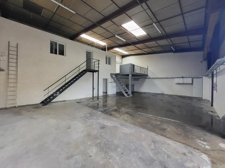 Flex in Décines-Charpieu for lease - Interior Photo - Image 2 of 7