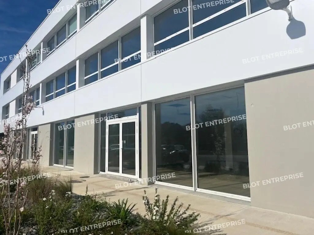Retail in Vannes for lease Building Photo- Image 1 of 7