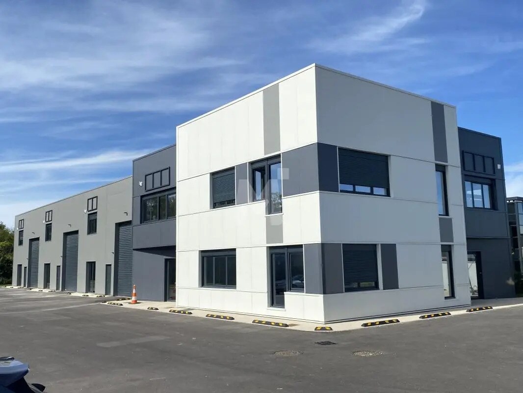 Office in Saint-Pierre-du-Perray for lease Building Photo- Image 1 of 8