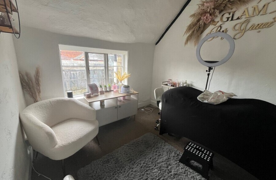 8 High St, Kings Langley for lease - Interior Photo - Image 3 of 3