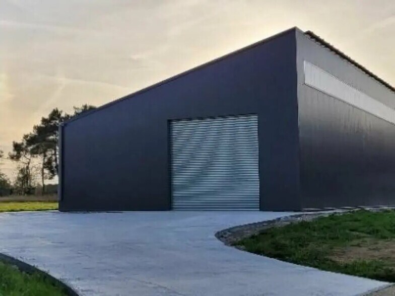 Flex in Saint-Jacut-les-Pins for lease - Building Photo - Image 1 of 2