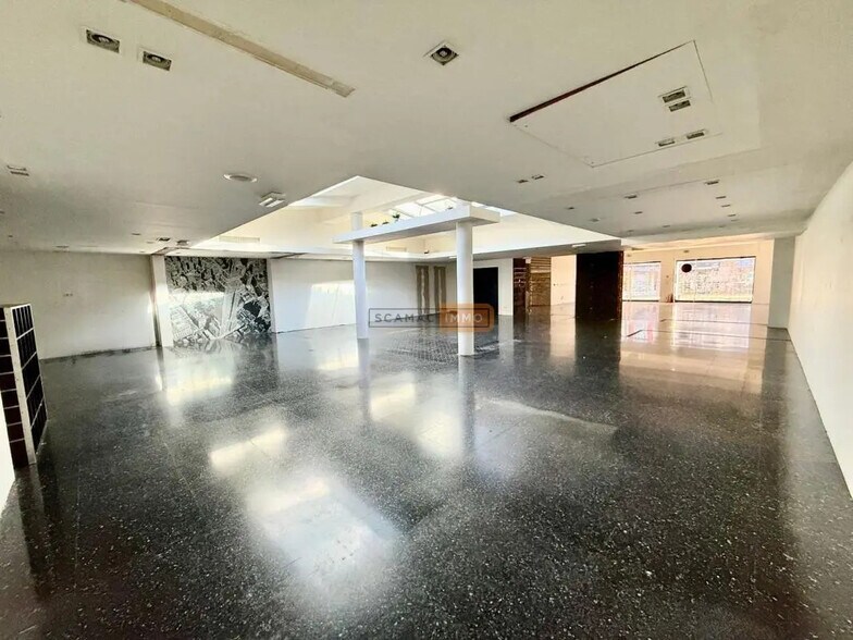 Retail in Saint-Tropez for sale - Interior Photo - Image 2 of 6