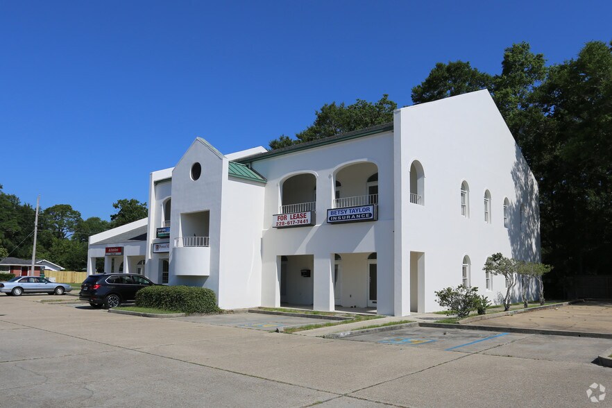 24362440 Pass Rd, Biloxi, MS 39531