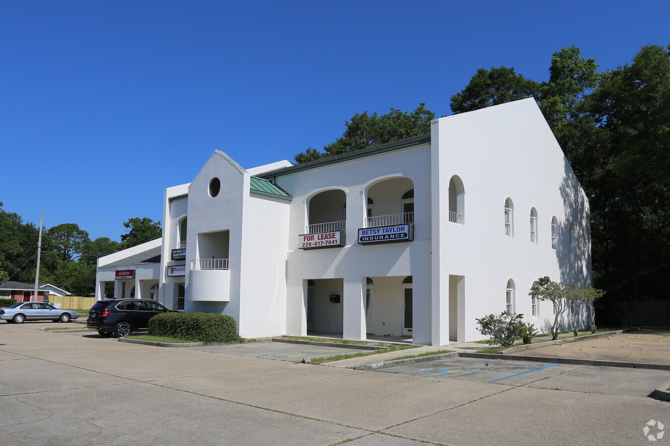 24362440 Pass Rd, Biloxi, MS 39531