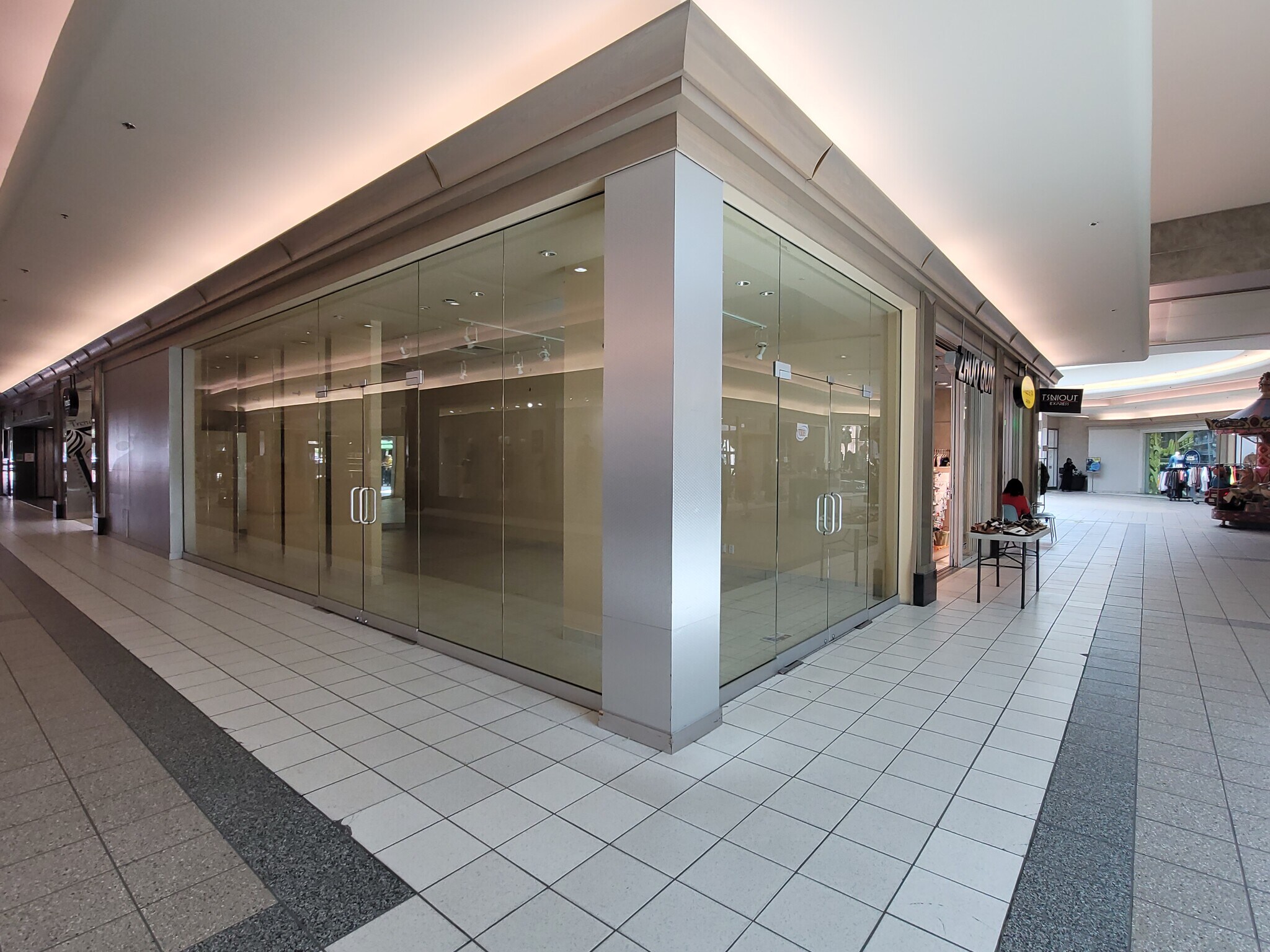 5800 Boul Cavendish, Cote-St-Luc, QC for lease Lobby- Image 1 of 8