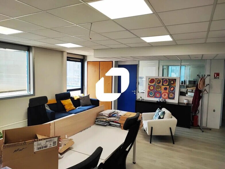 Office in Noisy-le-Grand for sale - Interior Photo - Image 2 of 5