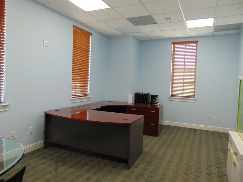 909 SE 5th Ave, Delray Beach, FL for lease - Interior Photo - Image 2 of 8