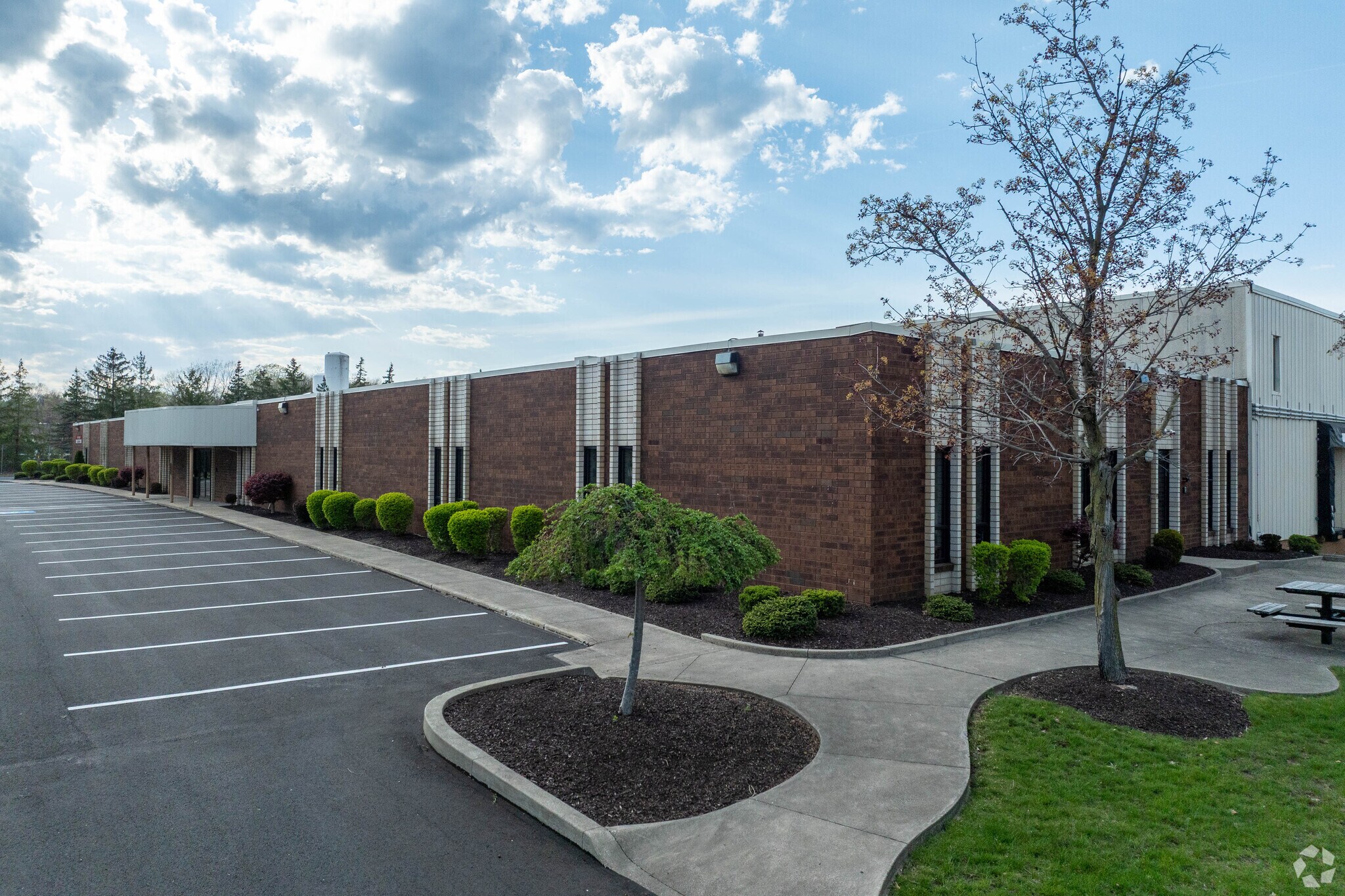 2057 E Aurora Rd, Twinsburg, OH for lease Primary Photo- Image 1 of 5