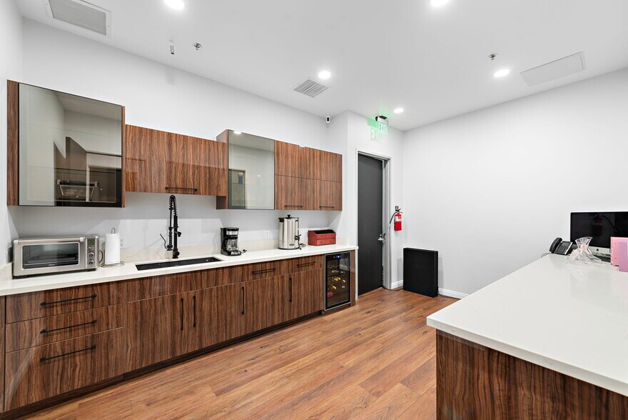 9090 Irvine Center Dr, Irvine, CA for lease - Building Photo - Image 3 of 8