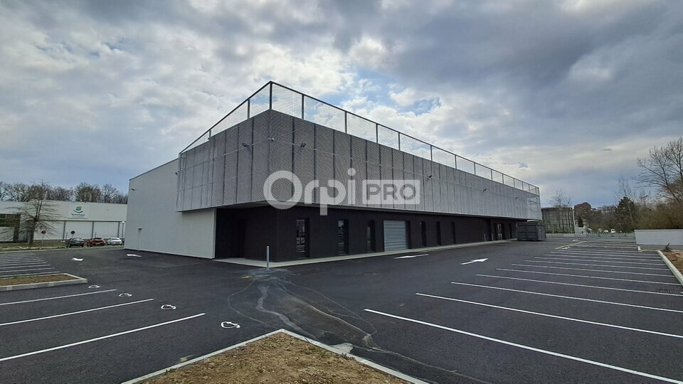 Flex in Pau for lease Building Photo- Image 1 of 11