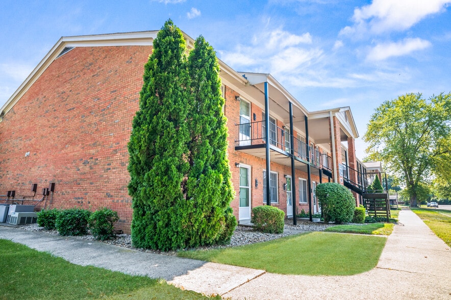 3201 Commander Dr, Louisville, KY for sale - Building Photo - Image 2 of 9