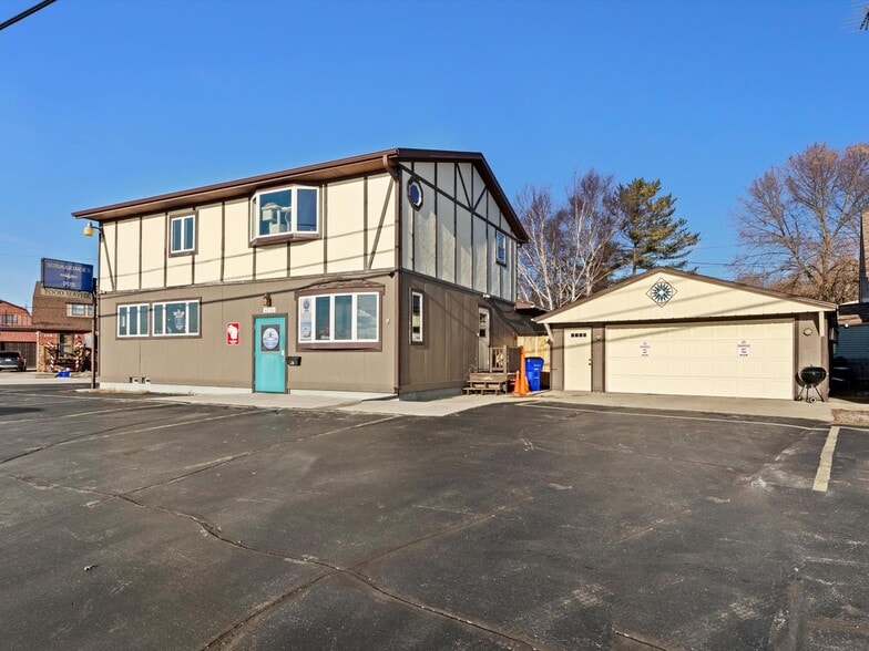 4220 Memorial Dr, Two Rivers, WI for sale - Building Photo - Image 2 of 21