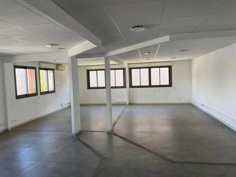 Office in Le Muy for lease - Building Photo - Image 3 of 5