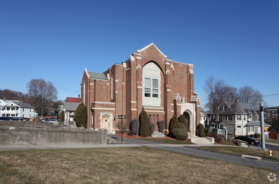 1068 W Main St, Waterbury, CT for sale - Primary Photo - Image 1 of 4