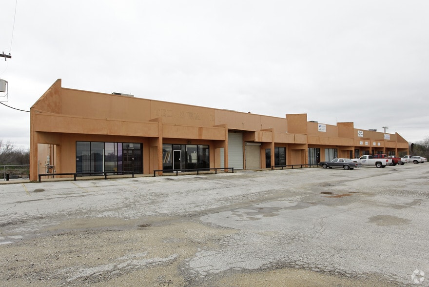 3911-3929 E IH-10, San Antonio, TX for lease - Primary Photo - Image 1 of 26