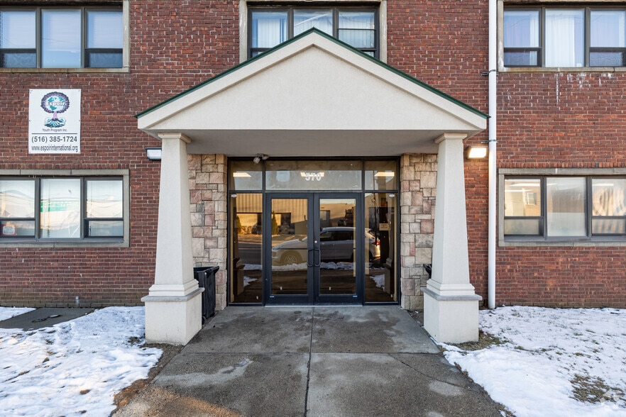 75 Rushmore St, Westbury, NY for sale - Building Photo - Image 3 of 4