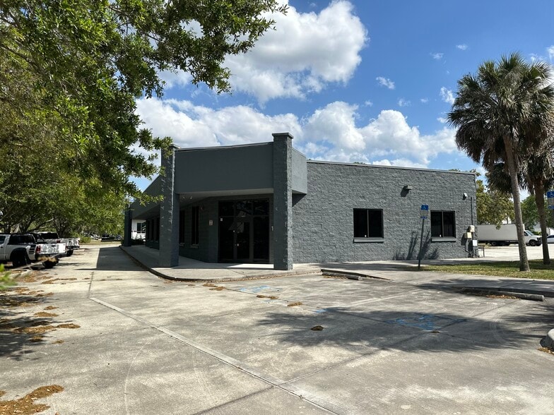 733-737 Commerce Dr, Venice, FL for lease - Building Photo - Image 2 of 10