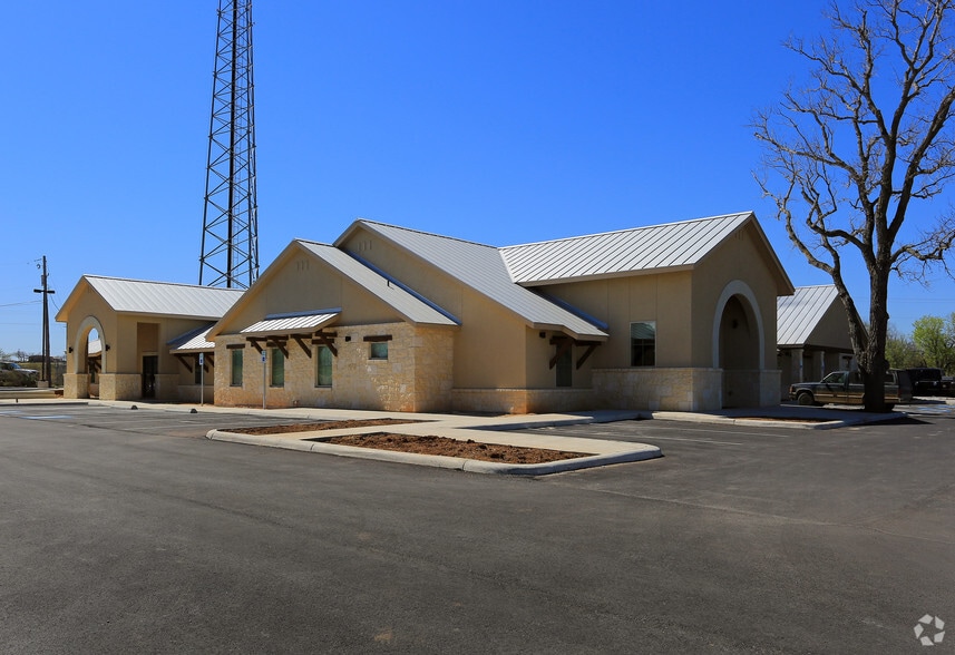 1808 Highway 97 E, Jourdanton, TX for sale - Primary Photo - Image 1 of 1