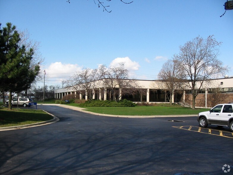 100 E Palatine Rd, Wheeling, IL for lease - Building Photo - Image 2 of 3