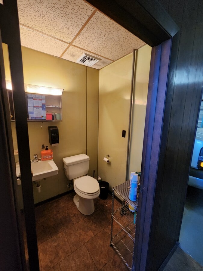 542 Honeyspot Rd, Stratford, CT 06615