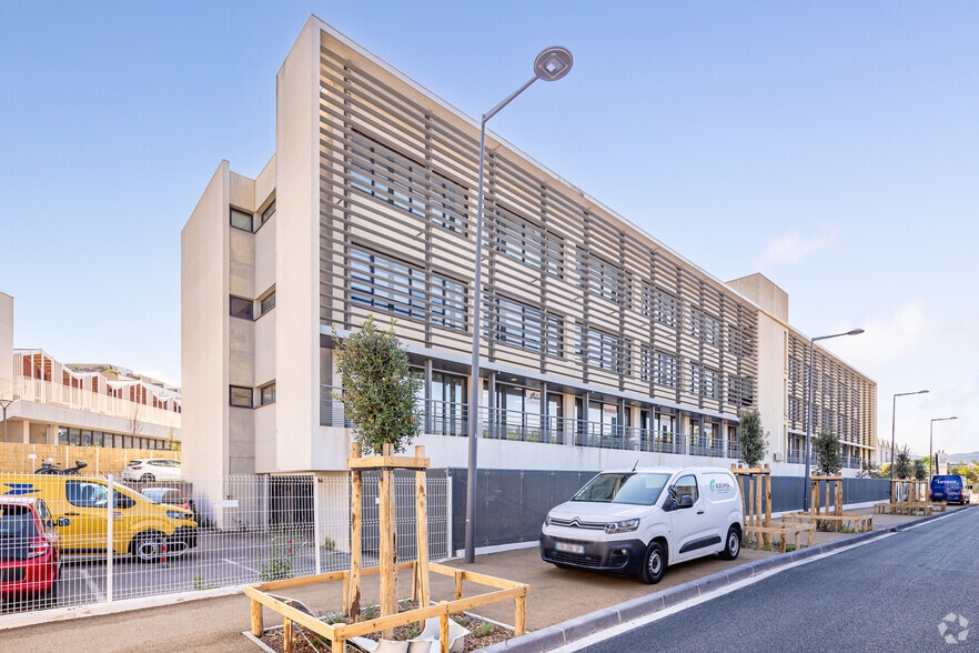 47 Boulevard Des Acieries, Marseille for sale - Building Photo - Image 2 of 3