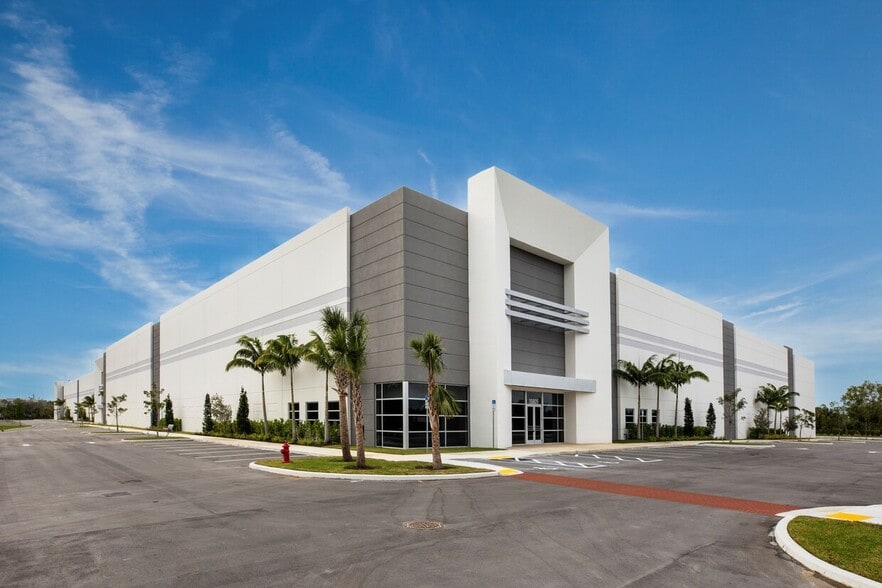 15430 Corporate Rd N, Jupiter, FL for lease - Building Photo - Image 3 of 13