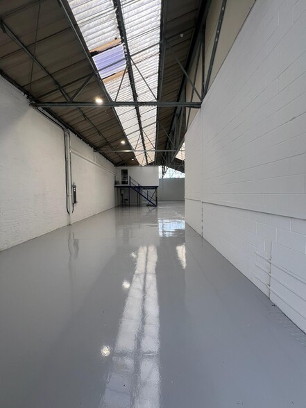 10 Ingate Pl, London for lease - Building Photo - Image 3 of 9