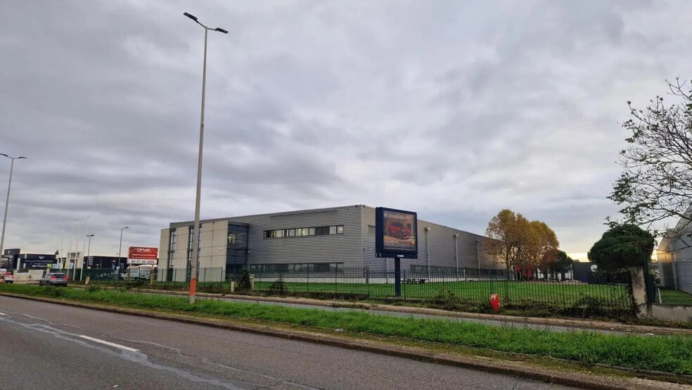Flex in Saint-Priest for lease - Building Photo - Image 1 of 5