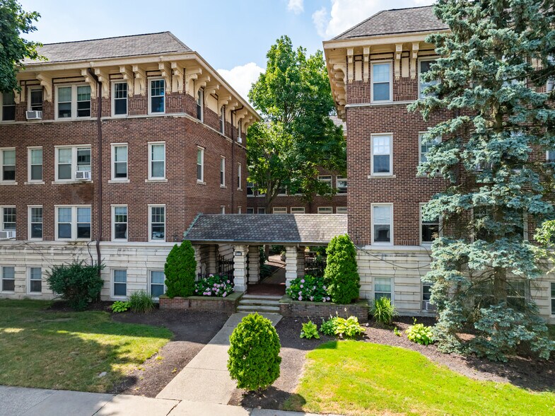 218 Twin Oaks Rd, Akron, OH for sale - Building Photo - Image 1 of 25