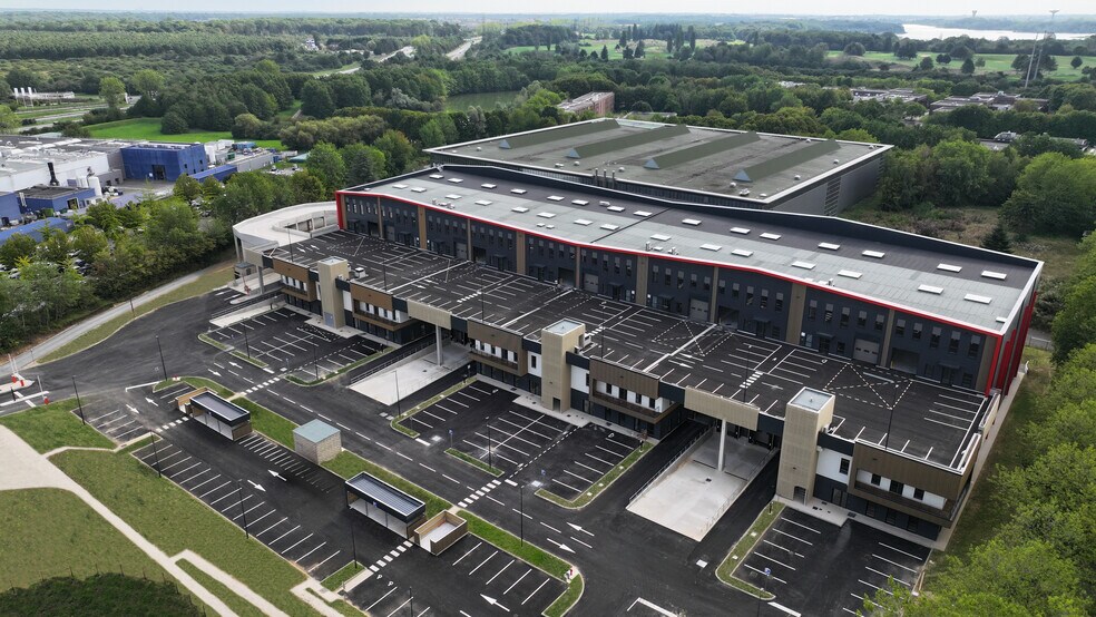 2 Avenue Denis Diderot, Élancourt for lease - Primary Photo - Image 1 of 14