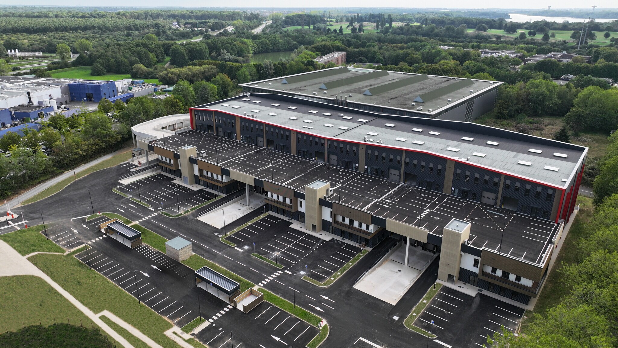 2 Avenue Denis Diderot, Élancourt for lease Primary Photo- Image 1 of 15