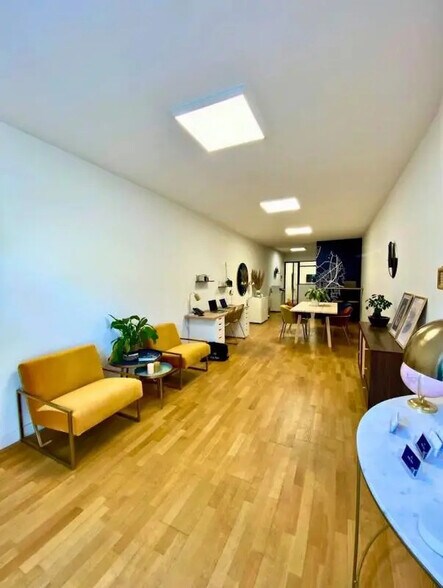Retail in Bordeaux for lease - Interior Photo - Image 2 of 2