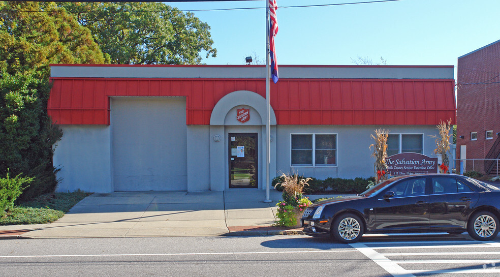 211 Blue Point Ave, Blue Point, NY for sale - Primary Photo - Image 1 of 2