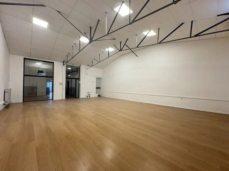 Office in Lyon for lease - Interior Photo - Image 3 of 9