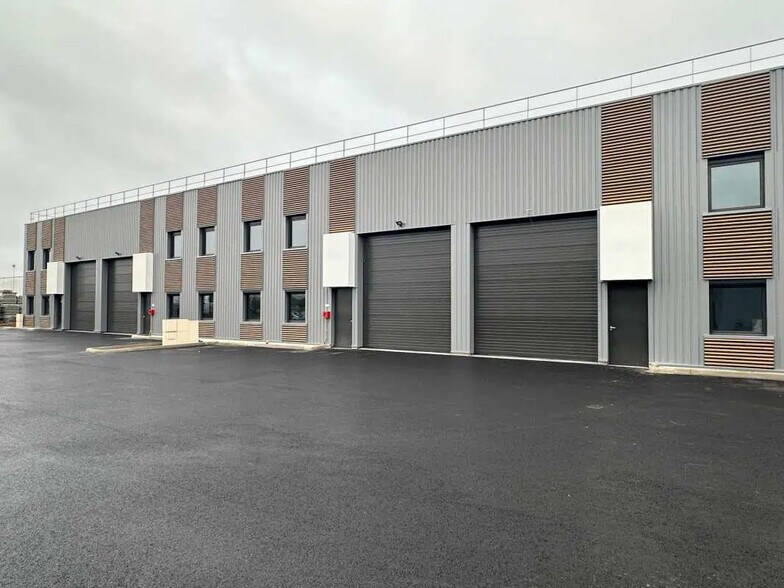 Flex in Villefranche-sur-Saône for sale - Building Photo - Image 2 of 10