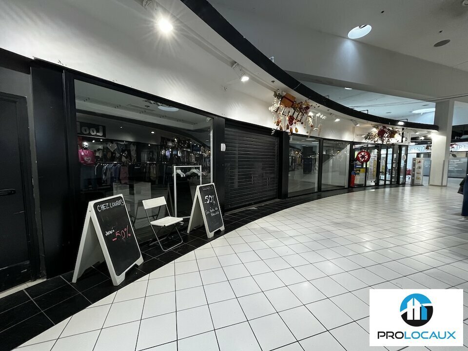 Retail in Senlis for lease Building Photo- Image 1 of 3