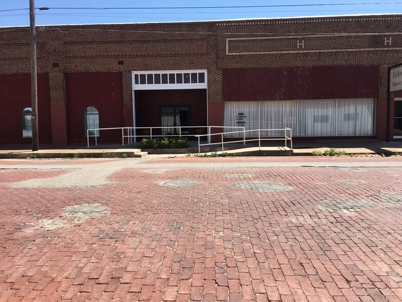 211-215 W Liveoak St, Coleman, TX for sale - Primary Photo - Image 1 of 1