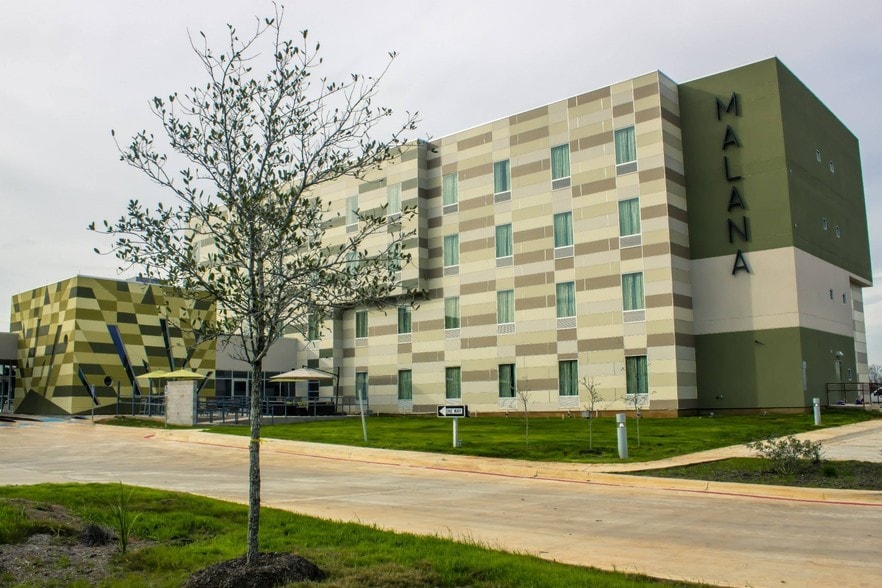 165 Mars Dr, Cotulla, TX for sale - Primary Photo - Image 1 of 1