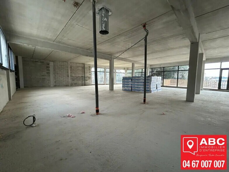 Retail in Lattes for lease - Building Photo - Image 3 of 5