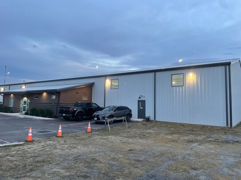 18952 Freeport Dr, Montgomery, TX for sale - Building Photo - Image 2 of 4