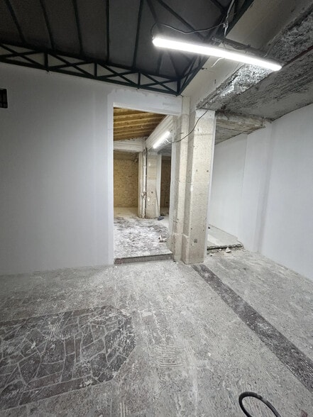 Retail in Paris for lease - Interior Photo - Image 3 of 6