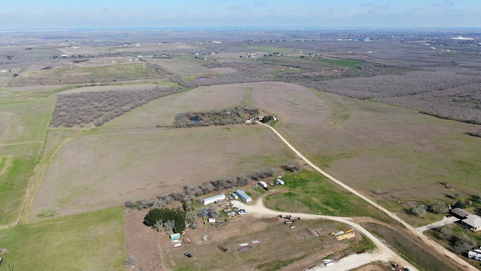 445 Katie Ln, Seguin, TX for sale - Building Photo - Image 3 of 8