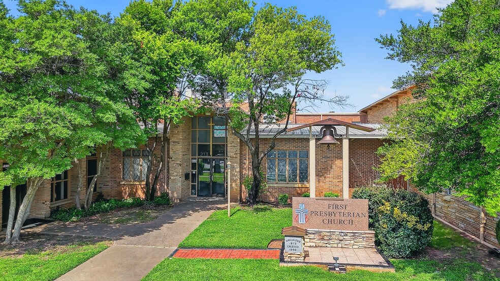 213 N Burnett Ave, Denison, TX for sale - Primary Photo - Image 1 of 1