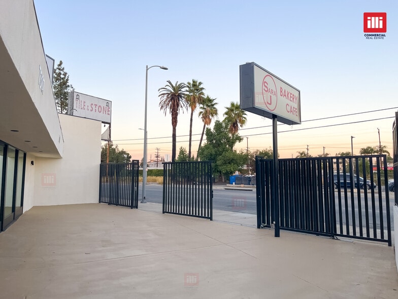 7307-7309 Canoga Ave, Canoga Park, CA for sale - Building Photo - Image 2 of 22