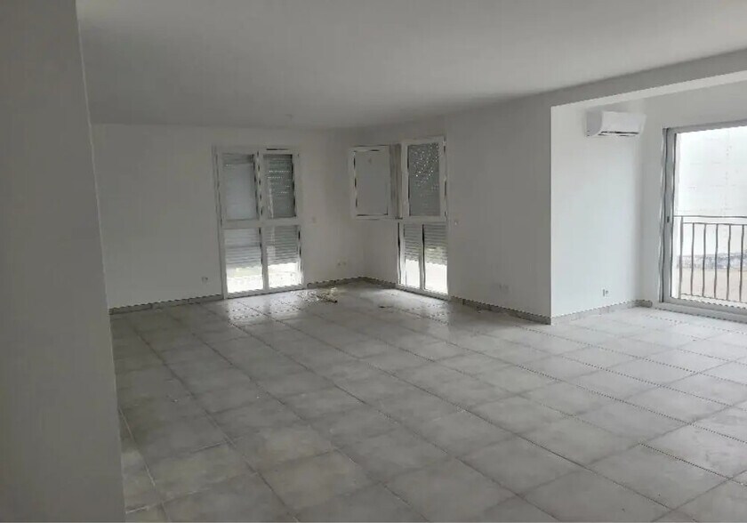 Flex in Solliès-Pont for lease - Building Photo - Image 2 of 4