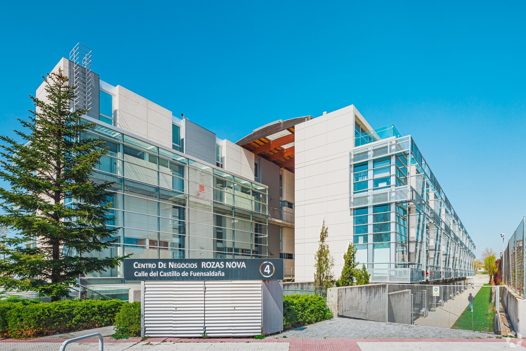 Calle Castillo de Fuensaldaña, 4, Las Rozas de Madrid, Madrid for sale Primary Photo- Image 1 of 1