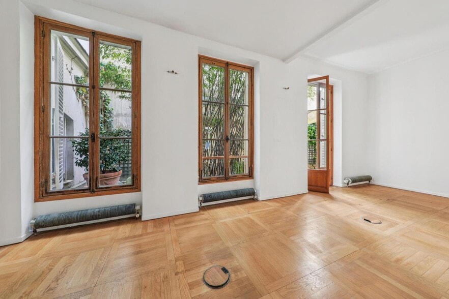 11 Rue Chateaubriand, Paris for sale - Building Photo - Image 2 of 12