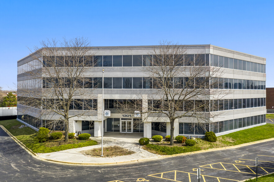 1301 Basswood Rd, Schaumburg, IL for sale - Building Photo - Image 2 of 38