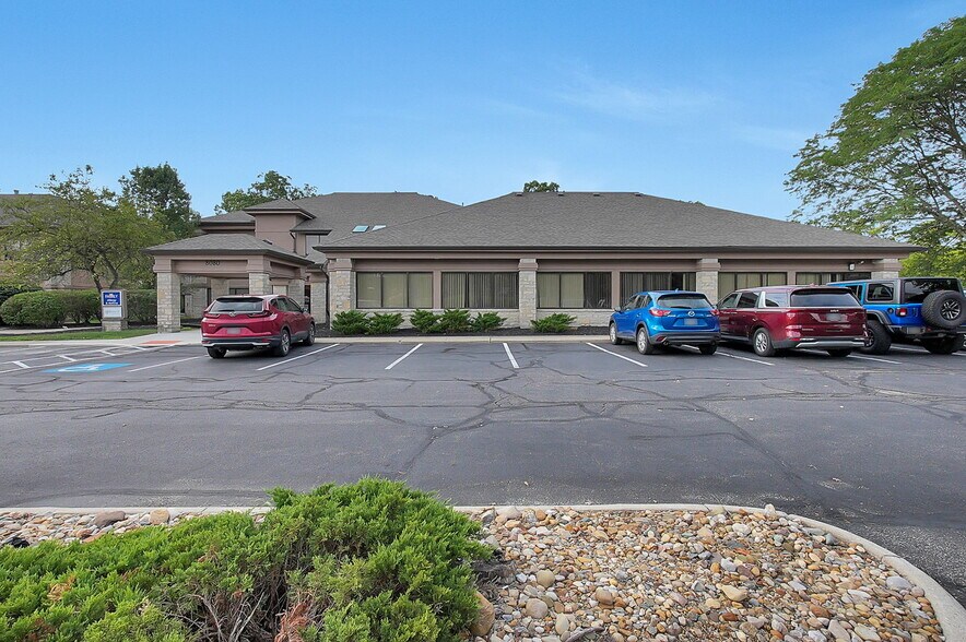 8080 Ravines Edge Ct, Columbus, OH for lease - Building Photo - Image 3 of 6